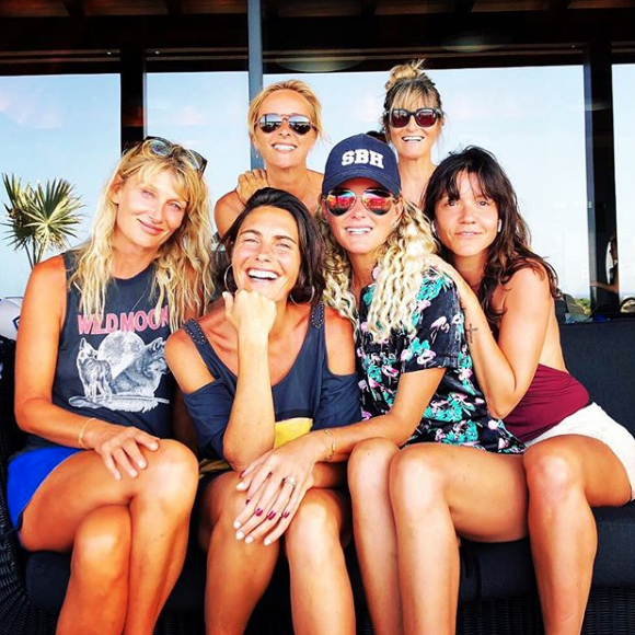 Laeticia Hallyday à Saint-Barthélemy entourée de ses amies Alessandra Sublet, Marie Poniatowski, Isabelle Camus, Hortense d'Esteve et Sylviane Destaillats. Juillet 2018.