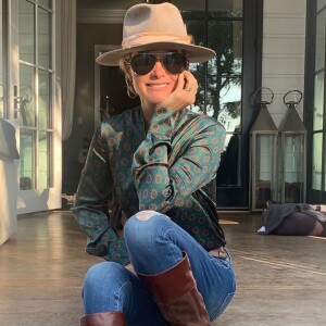 Laeticia Hallyday lookée en Victoria Beckham et Chloé, le 27 septembre 2020.