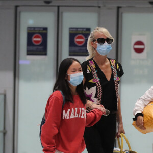 Laeticia Hallyday et ses filles Jade et Joy arrivent, avec des masques de protection contre l'épidémie de coronavirus (Covid-19), à l'aéroport de Paris-Charles-de-Gaulle à Roissy-en-France, France, le 18 juin 2020.