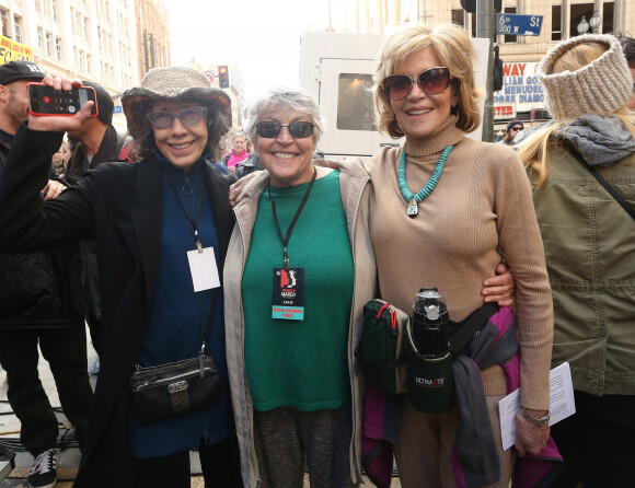 Lily Tomlin, Helen Reddy, Jane Fonda - Les célébrités participent à la 'marche des femmes' contre Trump à Los Angeles © F. Sadou/AdMedia via Zuma/Bestimage