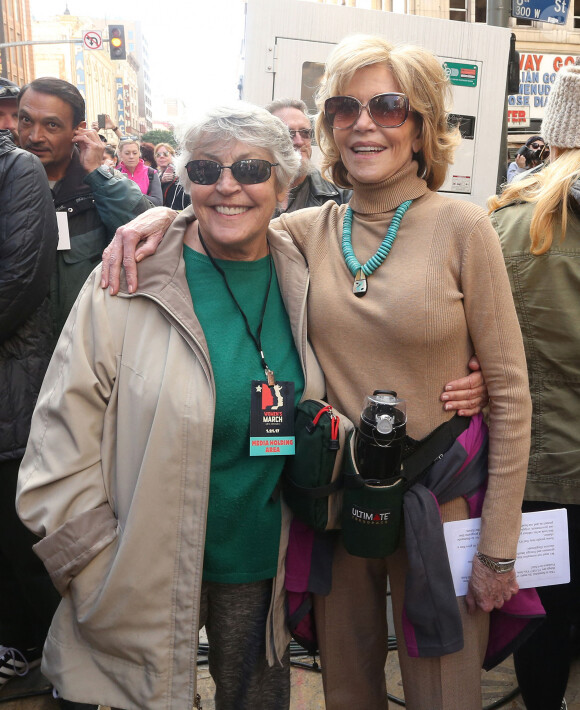 Helen Reddy, Jane Fonda - Les célébrités participent à la 'marche des femmes' contre Trump à Los Angeles, le 21 janvier 2017 © F. Sadou/AdMedia via Zuma/Bestimage
