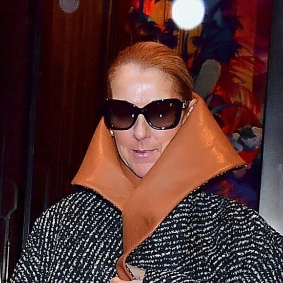 Céline Dion porte un manteau surdimensionné JW Anderson à New York City, New York, Etats-Unis, le 6 mars 2020. 