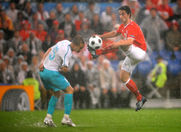 Emre Asik (à gauche) lors du match Turquie - Suisse, pendant la Coupe d'Europe 2008.