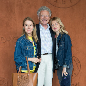 Nelson Monfort entre sa femme Dominique et sa fille Victoria au village lors des internationaux de tennis de Roland Garros à Paris, France, le 30 mai 2019. © Jacovides-Moreau/Bestimage