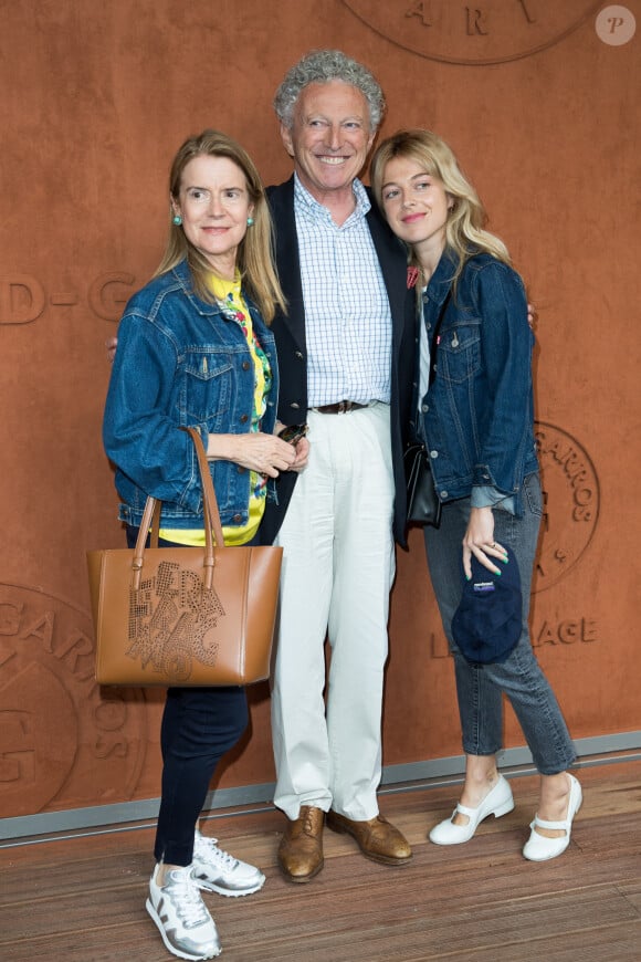 Nelson Monfort entre sa femme Dominique et sa fille Victoria au village lors des internationaux de tennis de Roland Garros à Paris, France, le 30 mai 2019. © Jacovides-Moreau/Bestimage