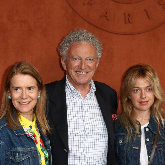 Nelson Monfort entre sa femme Dominique et sa fille Victoria au village lors des internationaux de tennis de Roland Garros à Paris, France, le 30 mai 2019. © Jacovides-Moreau/Bestimage