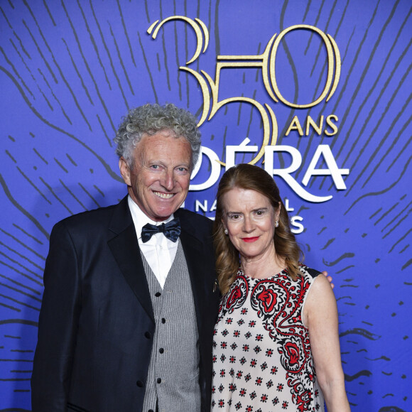 Nelson Monfort et sa femme Dominique lors du photocall du gala du 350ème anniversaire de l'Opéra Garnier à Paris, France, le 8 mai 2019. © Pierre Perusseau/Bestimage