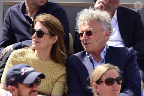 Nelson Monfort et sa femme Dominique dans les tribunes des internationaux de tennis de Roland Garros à Paris, France, le 27 mai 2019. © Jean-Baptiste Autissier/Panoramic/Bestimage