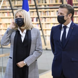 Le président français Emmanuel Macron, sa femme Brigitte Macron, le président letton Egils Levits et sa femme Andra Levite lors de leur visite à la bibliothèque de Riga le 30 septembre 2020 dans le cadre de la visite officielle de Macron en Lettonie et dans la région baltique. © Eliot Blondet / Pool / Bestimage