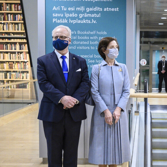 Le président français Emmanuel Macron, sa femme Brigitte Macron, le président letton Egils Levits et sa femme Andra Levite lors de leur visite à la bibliothèque de Riga le 30 septembre 2020 dans le cadre de la visite officielle de Macron en Lettonie et dans la région baltique. © Eliot Blondet / Pool / Bestimage