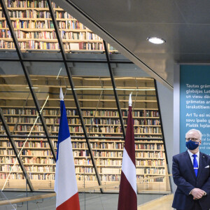 Le président français Emmanuel Macron, sa femme Brigitte Macron, le président letton Egils Levits et sa femme Andra Levite lors de leur visite à la bibliothèque de Riga le 30 septembre 2020 dans le cadre de la visite officielle de Macron en Lettonie et dans la région baltique. © Eliot Blondet / Pool / Bestimage