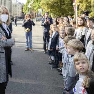 Brigitte Macron et Andra Levite, promenade à Riga, le 30 septembre 2020. © Eliot Blondet / Pool / Bestimage