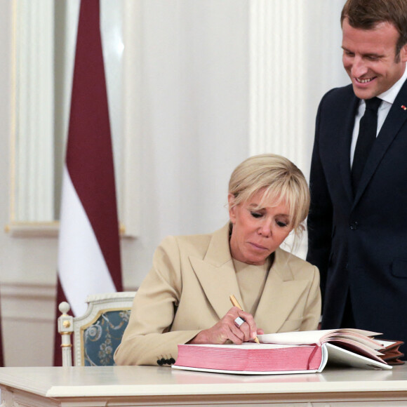 La première dame Brigitte Macron - Le président Emmanuel Macron et le président de la Lettonie Egils Levits lors d'une conférence de presse conjointe au château de Riga, Lettonie après la cérémonie d'accueil le 29 septembre 2020. © Stéphane Lemouton / Bestimage