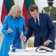 Brigitte Macron, livre d'or au palais présidentiel - Le président Emmanuel Macron est en voyage officiel à Vilnius, Lituanie le 28 septembre 2020. © Imago / Panoramic / Bestimage