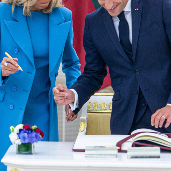 Brigitte Macron, livre d'or au palais présidentiel - Le président Emmanuel Macron est en voyage officiel à Vilnius, Lituanie le 28 septembre 2020. © Imago / Panoramic / Bestimage