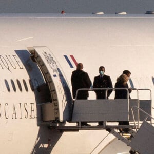 Brigitte Macron, descente de l'avion - Le président Emmanuel Macron est en voyage officiel à Vilnius, Lituanie le 28 septembre 2020. © Imago / Panoramic / Bestimage