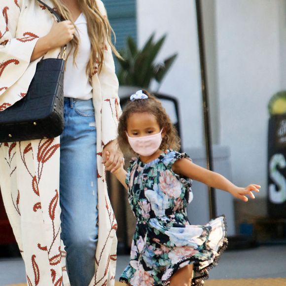 Exclusif - Chrissy Teigen (enceinte), son mari John Legend et leurs enfants lors d'une sortie shopping à Los Angeles le 7 septembre 2020.
