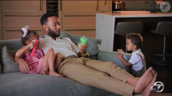 John Legend, sa fille Luna, son fils Miles - John Legend révèle que ses enfants se sont occupés de ses impôts, réparé sa voiture et lui ont même fait une pédicure lors de l'émission spéciale "Fête des pères" John Legend and Family: A Bigger Love. Le 22 juin 2020