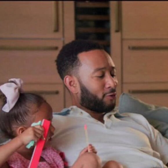 John Legend, sa fille Luna, son fils Miles - John Legend révèle que ses enfants se sont occupés de ses impôts, réparé sa voiture et lui ont même fait une pédicure lors de l'émission spéciale "Fête des pères" John Legend and Family: A Bigger Love. Le 22 juin 2020