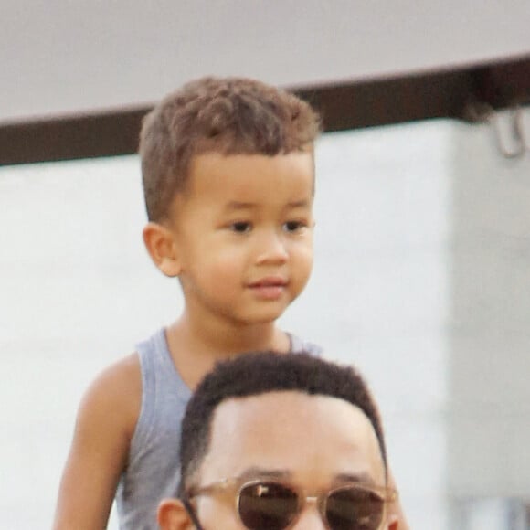 Exclusif - Chrissy Teigen (enceinte), son mari John Legend et leurs enfants lors d'une sortie shopping à Los Angeles le 7 septembre 2020.