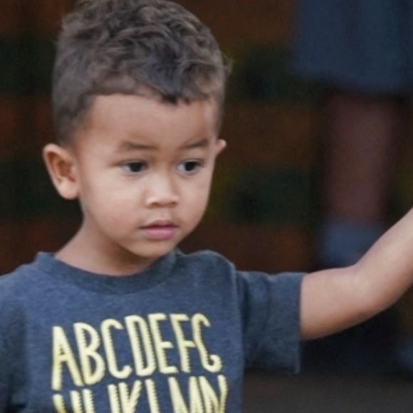 Chrissy Teigen, enceinte, fait un passage au supermarché avec son mari John Legend et leurs enfants à Beverly Hills le 3 septembre 2020.