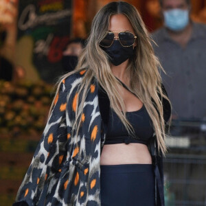 Chrissy Teigen, enceinte, fait un passage au supermarché avec son mari John Legend et leurs enfants à Beverly Hills le 3 septembre 2020.