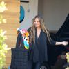 Exclusif - Chrissy Teigen et son mari John Legend visite des maisons à vendre avec leurs enfants Luna et Miles à Los Angeles pendant l'épidémie de coronavirus (Covid-19), le 26 août 2020.