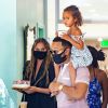 Chrissy Teigen enceinte et son mari John Legend emmènent leurs enfants Luna et Miles manger des glaces dans le quartier de West Hollywood à Los Angeles pendant l'épidémie de coronavirus (Covid-19), le 26 août 2020.