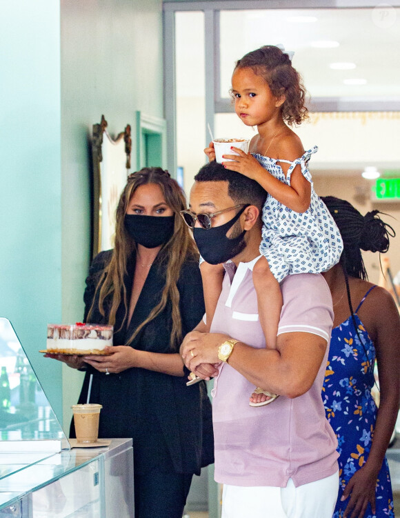 Chrissy Teigen enceinte et son mari John Legend emmènent leurs enfants Luna et Miles manger des glaces dans le quartier de West Hollywood à Los Angeles pendant l'épidémie de coronavirus (Covid-19), le 26 août 2020.