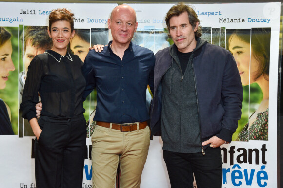Mélanie Doutey, le réalisateur Raphaël Jacoulot et Jalil Lespert lors de l'avant-première du film "L'enfant rêvé" au cinéma UGC Les Halles à Paris le 1er octobre 2020.