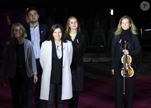 Fanny Leeb, Anne Hidalgo et Anne Gravoin assistent au lancement d'Octobre Rose avec l'illumination en rose de la Tour Eiffel à Paris. Le 1er octobre 2020. © Coadic Guirec / Bestimage