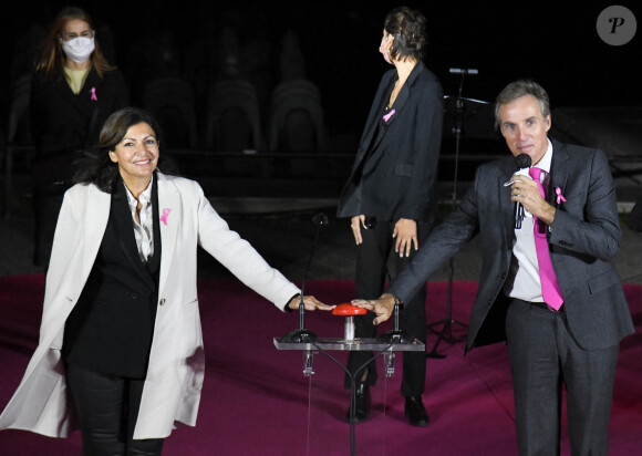 Anne Hidalgo et Jean-Christophe Jourde assistent au lancement d'Octobre Rose avec l'illumination en rose de la Tour Eiffel à Paris. Le 1er octobre 2020. © Coadic Guirec / Bestimage