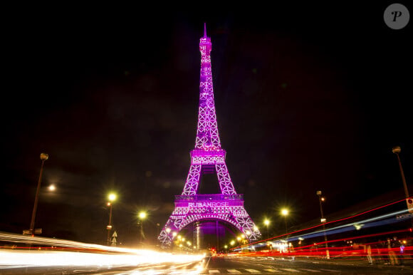 Lancement d'Octobre Rose avec l'illumination en rose de la Tour Eiffel à Paris. Le 1er octobre 2020. © JB Autissier / Panoramic / Bestimage