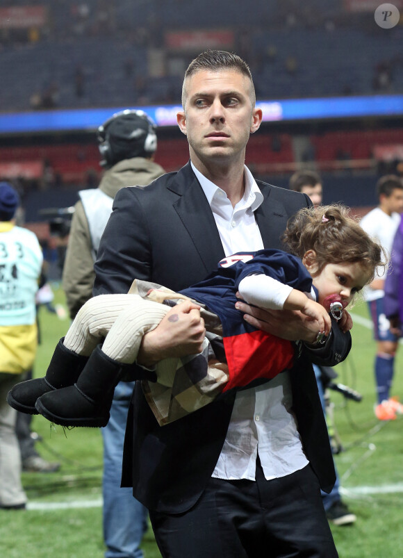 Jeremy Menez et sa fille Maëlla - Match de football PSG-Rennes au Parc des Princes le 7 mai 2014. Le PSG, champion de France malgré sa défaite 2-1 