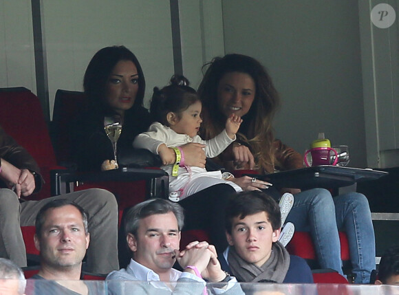 Emilie Nefnaf (Nef Naf) avec sa fille Maëlla assistent au match de football Psg (3) contre Reims (0) au Parc des Princes à Paris le 5 avril 2014. Emilie Nefnaf (Nef Naf) est en couple avec le joueur du PSG Jérémy Ménez.