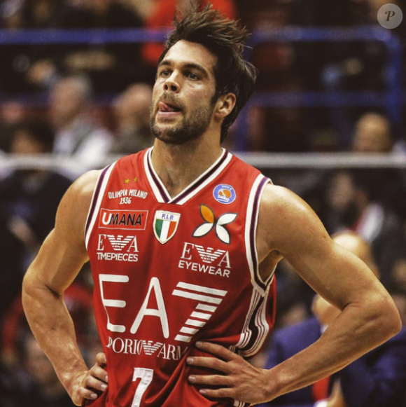 D'après la presse italienne, Bruno Cerella, basketteur de l'Olimpia Milan, serait le nouveau compagnon d'Emilie Nef Naf. Il est canon ! 
