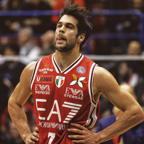 D'après la presse italienne, Bruno Cerella, basketteur de l'Olimpia Milan, serait le nouveau compagnon d'Emilie Nef Naf. Il est canon ! 