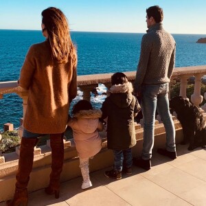 Karine Ferri avec son mari Yoann Gourcuff et ses enfants Maël et Claudia, le 25 décembre 2019