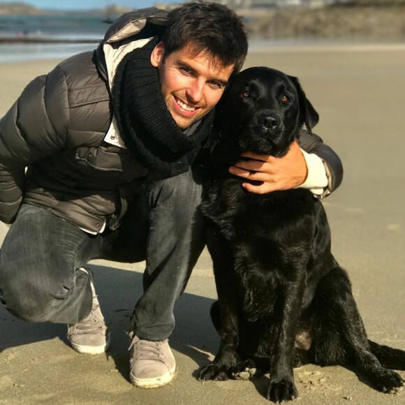 Karine Ferri a publié une photo de Yoann Gourcuff avec leur labrador à l'occasion de la Journée mondiale des animaux le 4 octobre 2020.