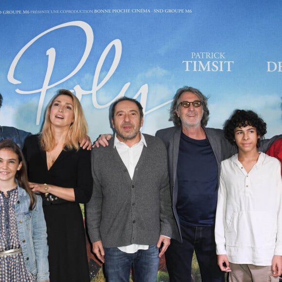 Le réalisateur Nicolas Vanier, Julie Gayet, Patrick Timsit, François Cluzet, Elisa De Lambert et Orian Castano assiste à l'avant-première du film "Poly" au cinéma UGC Normandie à Paris, France, le 4 octobre 2020. © Coadic Guirec/Bestimage