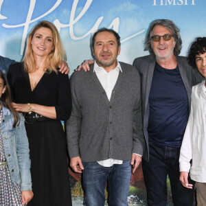 Le réalisateur Nicolas Vanier, Julie Gayet, Patrick Timsit, François Cluzet, Elisa De Lambert et Orian Castano assiste à l'avant-première du film "Poly" au cinéma UGC Normandie à Paris, France, le 4 octobre 2020. © Coadic Guirec/Bestimage