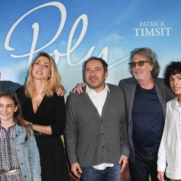 Le réalisateur Nicolas Vanier, Julie Gayet, Patrick Timsit, François Cluzet, Elisa De Lambert et Orian Castano assiste à l'avant-première du film "Poly" au cinéma UGC Normandie à Paris, France, le 4 octobre 2020. © Coadic Guirec/Bestimage