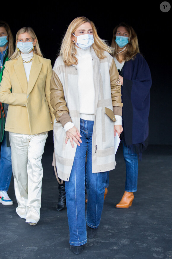 Julie Gayet a assisté au défilé de mode prêt-à-porter printemps-été 2021 "Hermès" à Paris. Le 3 octobre 2020.