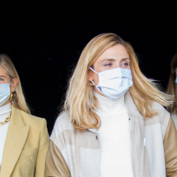 Julie Gayet a assisté au défilé de mode prêt-à-porter printemps-été 2021 "Hermès" à Paris. Le 3 octobre 2020.