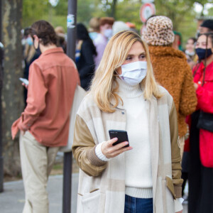 Julie Gayet a assisté au défilé de mode prêt-à-porter printemps-été 2021 "Hermès" à Paris. Le 3 octobre 2020.