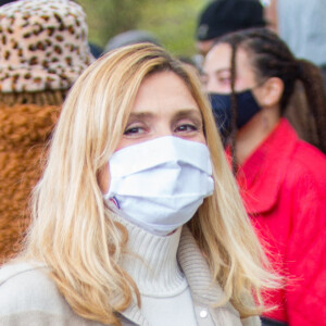 Julie Gayet a assisté au défilé de mode prêt-à-porter printemps-été 2021 "Hermès" à Paris. Le 3 octobre 2020.