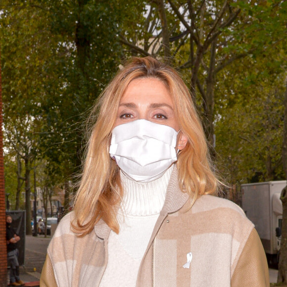 Julie Gayet a assisté au défilé de mode prêt-à-porter printemps-été 2021 "Hermès" à Paris. Le 3 octobre 2020.