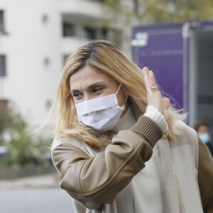 Julie Gayet à la sortie du défilé de mode prêt-à-porter printemps-été 2021 "Hermès" à Paris. Le 3 octobre 2020 © Veeren Ramsamy-Christophe Clovis / Bestimage