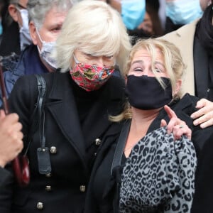 Catherine Ceylac et Julie-Amour Rossini-Chardronnet, petite fille de Juliette Gréco - Sorties des obsèques de Juliette Gréco en l'église Saint-Germain-des-Prés. Le 5 octobre 2020 © Jacovides-Moreau / Bestimage 