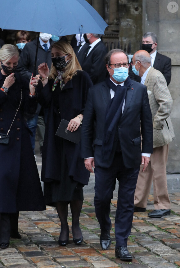 Julie Gayet et son compagnon François Hollande - Sorties des obsèques de Juliette Gréco en l'église Saint-Germain-des-Prés. Le 5 octobre 2020 © Jacovides-Moreau / Bestimage 
